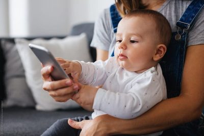 SHKENCA ALARMON/ A duhet të shqetësoheni për fëmijët deri në 3 vjeç që përdorin Smartphone?