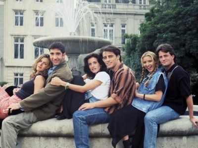 NA BËNË KURIOZË/ Rachel, Monica, Phoebe, Chandler, Joey dhe Ross sërish bashkë. Mos ndoshta bëhet fjalë për rikthimin e serialit ”Friends”?