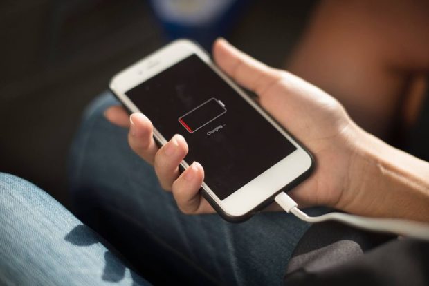DUHET TI DINI/ Ja 6 arsye pse nuk keni kurrë mjaftueshëm bateri në telefon