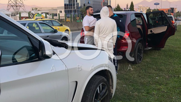 “PO BËNTE MANOVRA TË RREZIKSHME”/ Reperi i njohur përplas dy “BMW X5” në autostradën Tiranë-Durrës