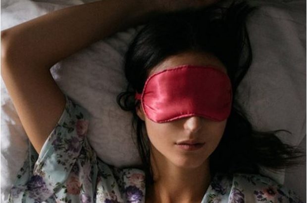 NDRYSHIMI MES DITËS DHE NATËS/ Çfarë i ndodh lëkurës kur ti je në gjumë?