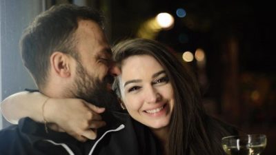 U ACARUA NGA VEPRIMI I TIJ/ Jonida Vokshi kap burrin me shpulla në mes të rrugës (VIDEO)