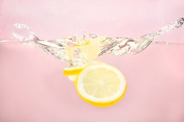 MËSOJENI SEKRETIN TANI/ Të pish ujë me limon është super, por vetëm nëse përdorim sasinë e duhur të limonit!