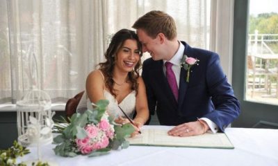 INTERNETI HYRI NË PUNË PËR DIÇKA TË MIRË/ 25-vjeçarja martohet në Angli me djalin që njohu online