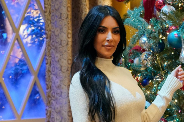 PO JUVE SI JU DUKET? Njerëzit i shqetëson diçka nga pema e Krishtlindjeve të Kim Kardashian
