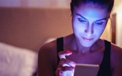 FLASIN DERMATOLOGËT/ A e dëmton drita blu e celularit lëkurën tuaj?
