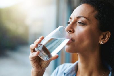 DUHET TA DINI/ Përse nuk duhet të pini ujë të ftohtë gjatë ushqimit?
