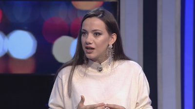 “ËSHTË E HIJSHME DHE VETËSAKRIFIKUESE”/ Moderatorja shqiptare flet për vjehrrën e saj: Po ta njohësh është një… (VIDEO)