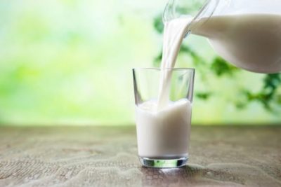 DUHET TI DINI/ Ja 5 mënyra se si qumështi mund t’ju ndihmojë në përmirësimin e shëndetit