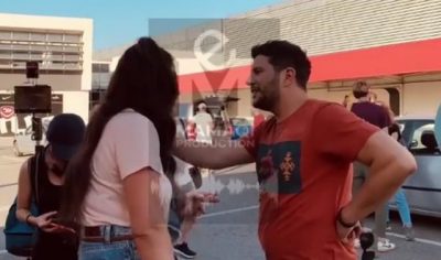 PRAPASKENAT/ Arjola Demiri i gjuan në shkelm Ermalit gjatë xhirimeve (VIDEO)