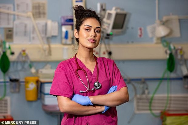 KORONAVIRUSI E KA BLLOKUAR NË INDI/ Miss Anglia kërkon t’i rikthehet punës si… mjeke