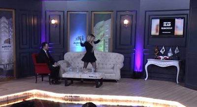 E PYESIN PËR ISH-BURRIN/ Moderatorja shqiptare çohet dhe largohet nga emisioni (FOTO+VIDEO)