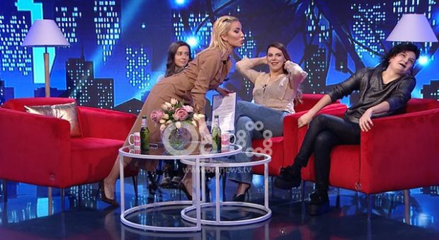 ROZA LATI VË NË SIKLET XHENI KARAJ/ Tenton ta puthë në buzë në mes të emisionit (FOTO+VIDEO)