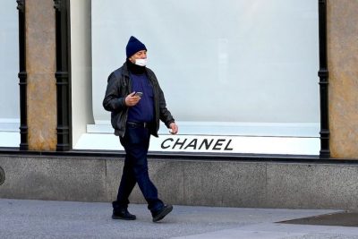KORONAVIRUSI/ Tani, edhe Chanel prodhon maska dhe kostume mbrojtëse