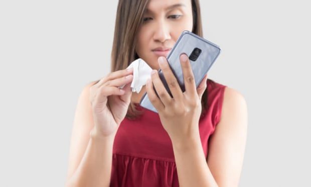 DUHET TI DINI/ Mënyrat më të sigurta për të pastruar celularin