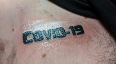KORONAVIRUSI/ Pamje të rënda: Këta njerëz kanë bërë tatuazh për COVID-19 (FOTO)