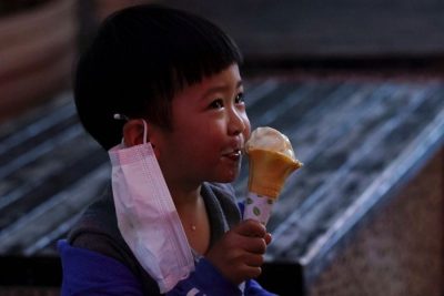 FOTOLAJM/ Vogëlushi i gëzohet akullores pas daljes nga karantina