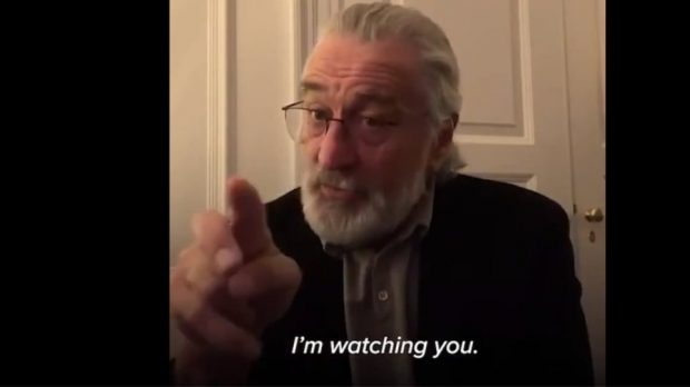 KORONAVIRUSI/ Mesazhi i aktorit të famshëm për qytetarët: Qëndroni në shtëpi! Robert De Niro po ju shikon (VIDEO)