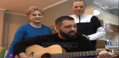 FALENDERIMET PËR HERONJTË E KËTYRE DITVE/ Klajdi Haruni i bëri me këngën e veçantë së bashku me familjen