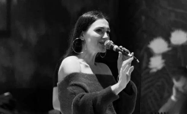 TË GJITHË JANË NË SHTËPI/ Marsela Çibukaj nuk heq dot dorë nga muzika “live”