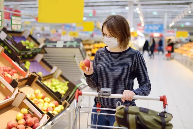 KORONAVIRUSI/ Virologu gjerman: S’ka asnjë provë që të përhapet kur jeni në supermarket