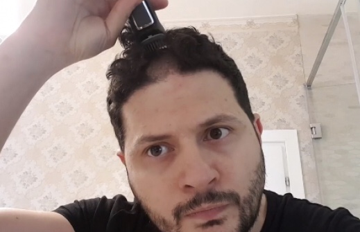 “DO TA MBAJ MEND SA…”/ Ermal Mamaqi tregon se si vendosi t’i shkurtojë flokët në shtëpi