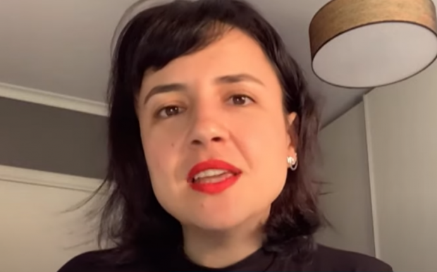 “PËRFUNDUAM ME ANTIBIOTIKË/ Këngëtarja shqiptare: E kemi kaluar familjarisht në shkurt COVID-19 (FOTO+VIDEO)