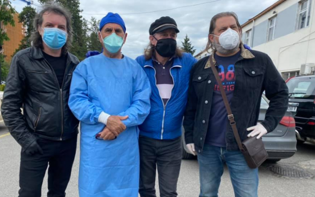 GJESTI FISNIK/ Tre këngëtarët shqiptarë dhurojnë 500 maska për mjekët e Infektivit (FOTO)