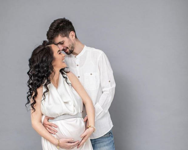 LAJMI I ËMBËL/ Producenti shqiptar do të bëhet baba për herë të parë (FOTO)