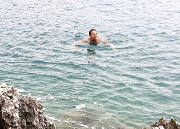 “DOLI DIELLI…”/ Edhe pse në kohë me shi, Ardit Gjebrea e shijon detin në këtë formë (FOTO)