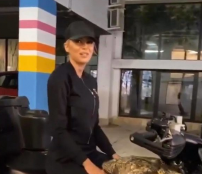SI ASNJËHERË MË PARË/ E veshur sportive dhe kapele në kokë, ja me çfarë zgjedh Marina Vjollca të shkojë në kafe (VIDEO)