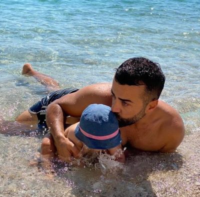 “NË DITËT ME SHI KUJTOJMË…”/ Gaz Paja bëhet nostalgjik, ai ndan këtë FOTO të ëmbël me djalin në plazh