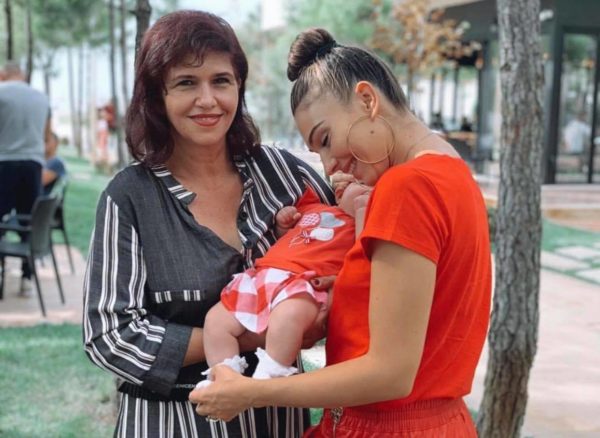 “TË DUAM SHUMË…”/ Jonida Vokshi ndan FOTON e veçantë dhe zgjedh ta urojë kështu mamanë e saj për ditëlindje