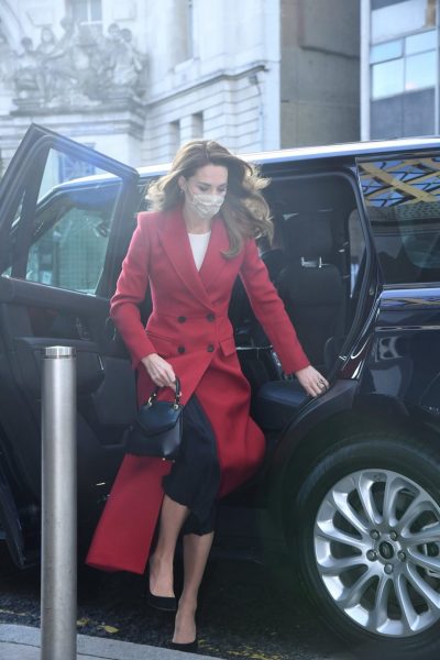 FRYMËZUAR NGA LADY DIANA/ Si e kombinon Kate Middleton pallton e kuqe (FOTOT)