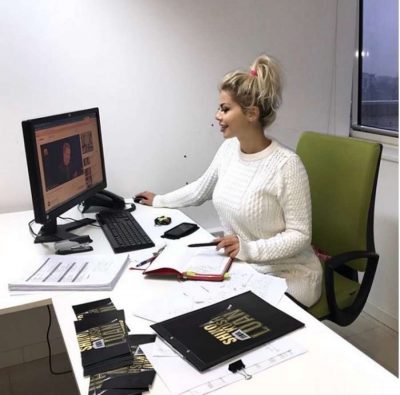 “DHURATA MË E BUKUR PËR TU…”/ Luana Vjollca surprizohet në zyrën e punës