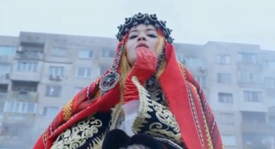 ALBUMI I RI MBAN TITULLIN “BANG”/ Rita Ora me kostum tradicional shqiptar në projektin e ri (VIDEO)