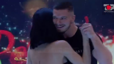 SA ROMANTIKE/ Andi dhe Jasmina nuk i rezistojnë dot njëri-tjetrit, puthje në buzë gjatë kërcimit (VIDEO)