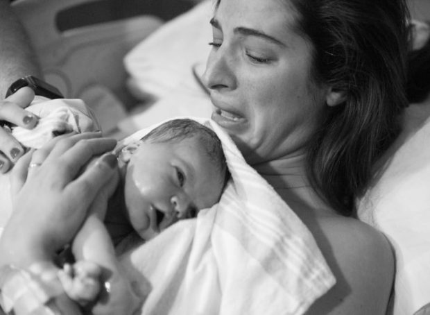 “VOGËLUSHJA IME…”/ Emina Çunmulaj ndan FOTOT e rralla nga lindja e vajzës dhe i uron ditëlindjen