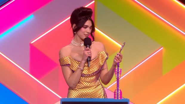 E PANDALSHME DREJT SUKSESIT/ Dua Lipa fiton dy çmimet e mëdha në “Brit Awards”