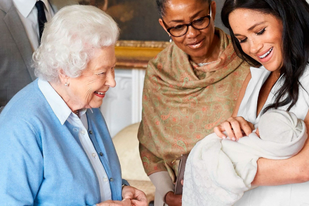 LË PAS MËRINË/ Mbretëresha Elizabeth bën gjestin e veçantë në 2-vjetorin e lindjes së djalit të Meghan-it dhe Harry-t