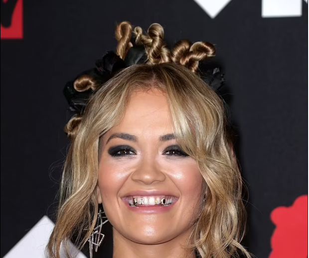 ME INICIALET E SAJ PREJ FLORIRI NË DHËMBË/ Rita Ora mahnit në daljen e saj në MTV VMAs 2021