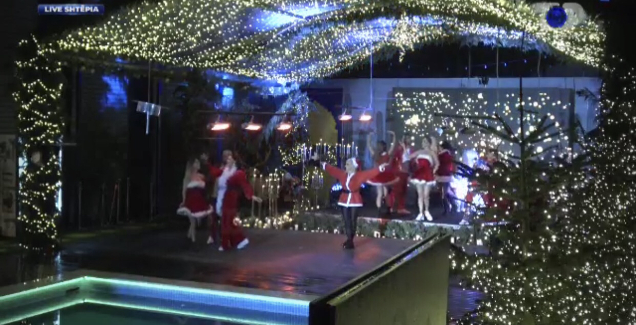SPEKTAKLI NIS NDRYSHE KËTË HERË/ Banorët performojnë për festën e Krishtlindjeve