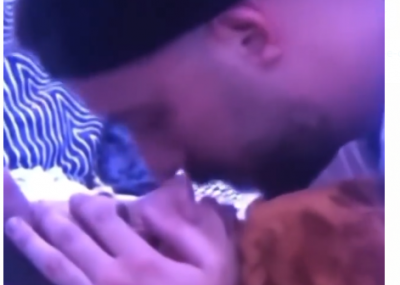 MBANI FRYMËN/ Ndodh puthja e shumëpritur e Donaldit dhe Beatrix (VIDEO)