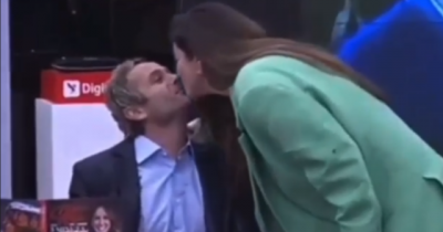 PAS ILIRIT ME ARJOLËN/ Dy banore të tjerë të Big Brother VIP puthen në buzë (FOTO)
