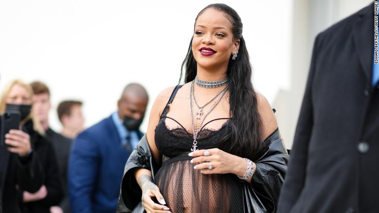 LAJM I ËMBËL/ Rihanna bëhet nënë për herë të parë, zbulohet gjinia e fëmijës