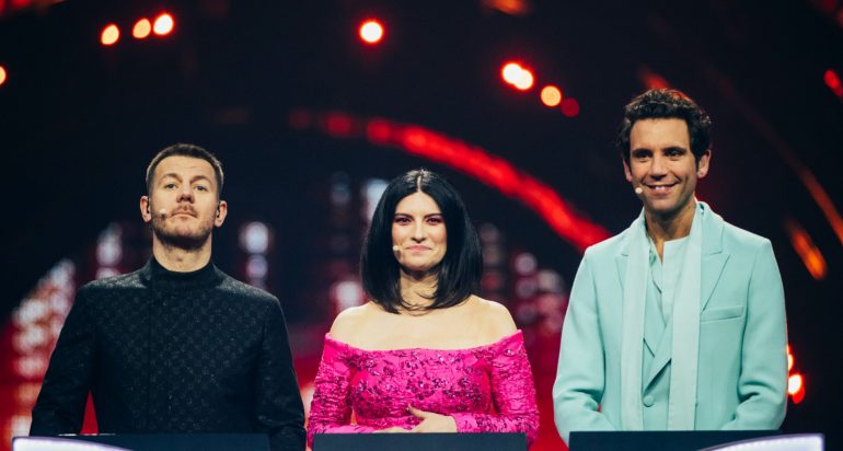 NGA LAURA PAUSINI TEK ALESSANDRO CATTELAN/ Kush janë tre prezantuesit e “Eurovision”?