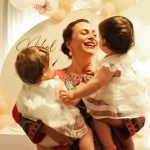 “NE U BËMË 1 VJEÇ”/ Eni Vasili publikon foton e ëmbël me vajzat në ditëlindjen e tyre të parë