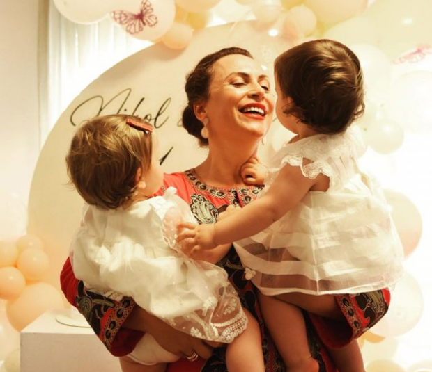 “NE U BËMË 1 VJEÇ”/ Eni Vasili publikon foton e ëmbël me vajzat në ditëlindjen e tyre të parë
