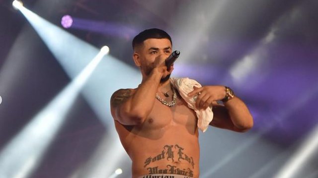 U KRITIKUA PËR TEKSTET E KËNGËVE/ Reagon Noizy: Pijnë shampanja në Paris dhe flasin nga pija