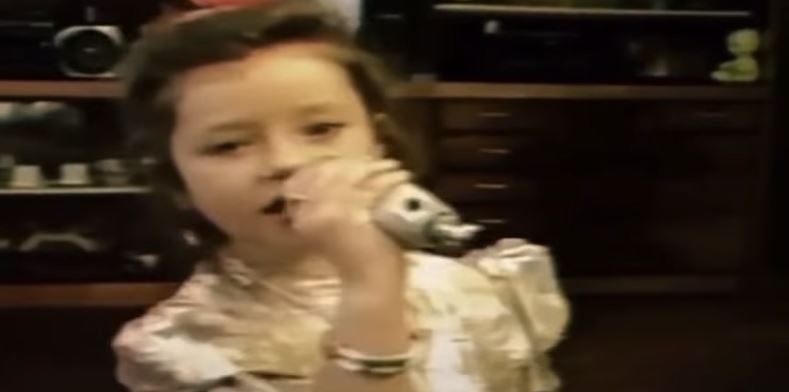 E NJIHNI? Këngëtarja shqiptare publikon videon duke kënduar kur ishte 4 vjeç